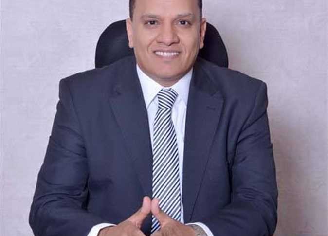 مرشح محتمل جديد للرئاسة ينشر صور «الكشف الطبي» وتوكيلات المواطنين